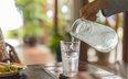 Woda z kranu kosztuje restauracje grosze. Rząd i tak zrezygnował z tego nowego obowiązku