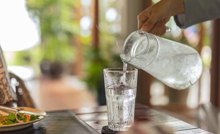 Woda z kranu kosztuje restauracje grosze. Rząd i tak zrezygnował z tego nowego obowiązku