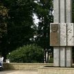 Łańcut: sowiecki żołnierz i orzeł w koronie na jedym pomniku