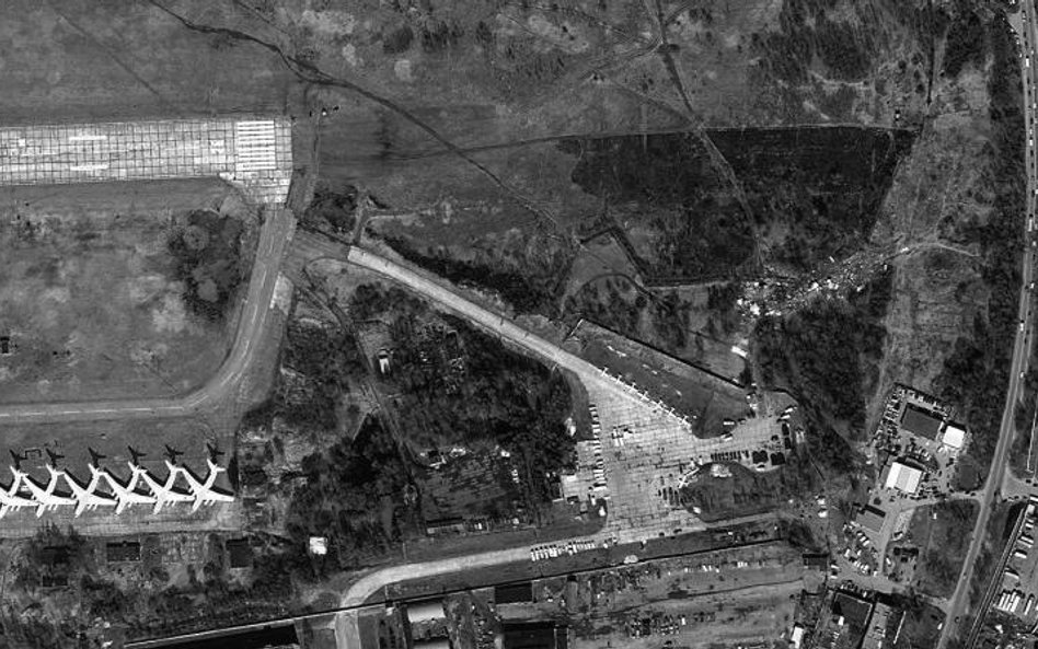 Zdjęcie satelitarne lotniska pod Smoleńskiem, zrobione 12 kwietnia. W prawej części fotografii, w le