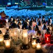 Andrychów. Znicze w miejscu, gdzie we wtorek 28 listopada przez kilka godzin na mrozie przebywała za