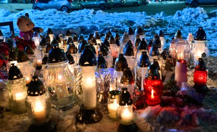 Andrychów. Znicze w miejscu, gdzie we wtorek 28 listopada przez kilka godzin na mrozie przebywała za