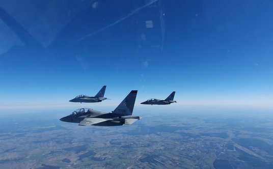 Zespól Bielików w locie w ugrupowaniu odzwierciedla realne scenariusze misji taktycznych ćwiczonych 