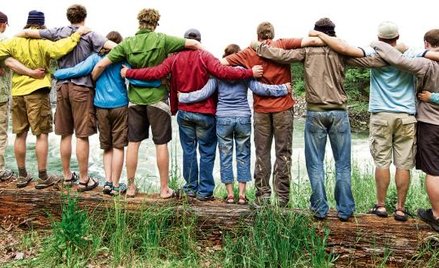 Młody tyłem do rodziców