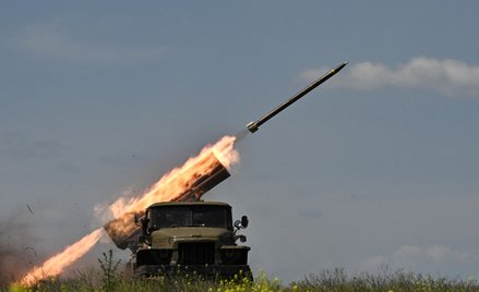Ukraińska wyrzutnia BM-21 Grad ostrzeliwuje pozycje wojsk rosyjskich w obwodzie donieckim
