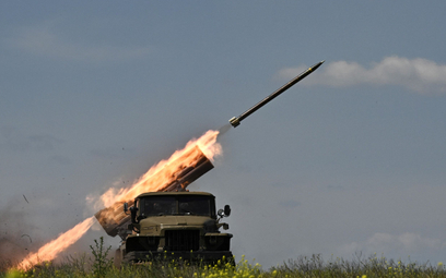 Ukraińska wyrzutnia BM-21 Grad ostrzeliwuje pozycje wojsk rosyjskich w obwodzie donieckim