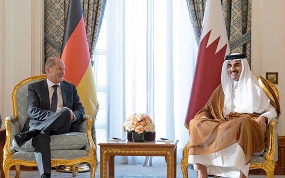 W Dausze kanclerza Olafa Scholza przyjął emir Kataru Tamim bin Hamad as-Sani