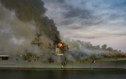 Wielozadaniowy okręt desantowy USS Bonhomme Richard (LHD-6) płonie 12 lipca w stoczni w San Diego. F