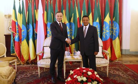 Prezydent RP Andrzej Duda(L) i prezydent Etiopii Mulatu Teshome Wirtu (P) podczas ceremonii oficjaln
