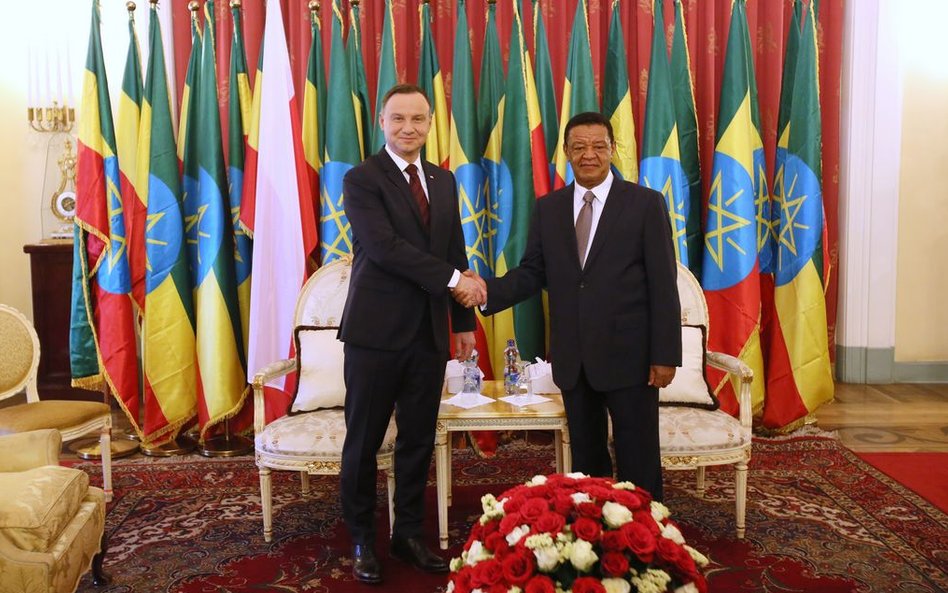 Prezydent RP Andrzej Duda(L) i prezydent Etiopii Mulatu Teshome Wirtu (P) podczas ceremonii oficjaln