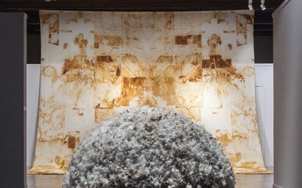 na I planie: Zuzanna Janin „Shame”, 2016, w tle: Anna Królikiewicz „Ślady proste", 2016