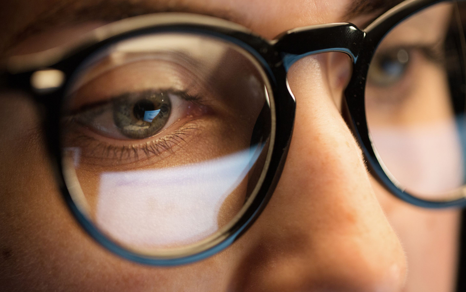 Jak rozliczyć okulary dla pracownika w PIT, CIT i VAT? Są problemy