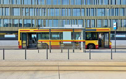 Zgodnie z rozporządzeniem, w autobusie zajęte może być co drugie miejsce. „Nadprogramowi” pasażerowi