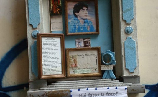 "Ołtarzyk dla Diego Maradony w Neapolu"