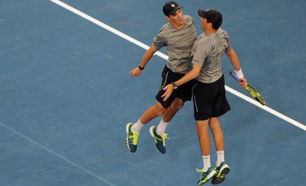 Znak firmowy Boba i Mike’a Bryanów (Bob z lewej). Tak robią po każdym wygranym meczu