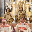 Abp koloński, kardynał Rainer Maria Woelki (drugi od prawej), to jeden z niewielu konserwatywnych hi