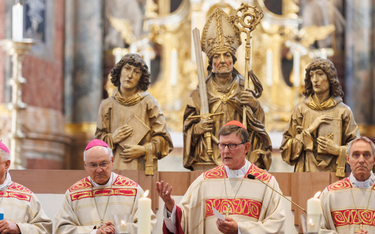 Abp koloński, kardynał Rainer Maria Woelki (drugi od prawej), to jeden z niewielu konserwatywnych hi