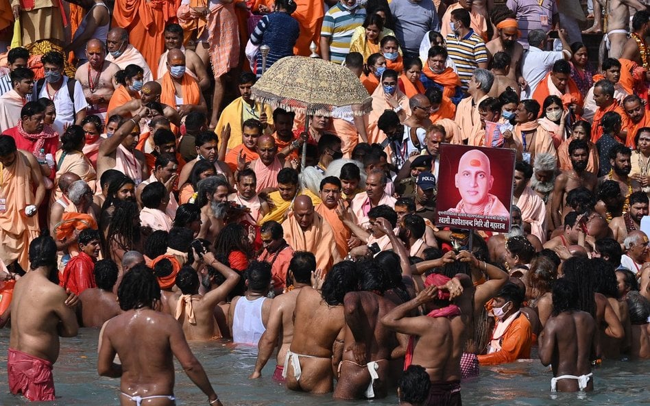 Kumbhamela: Hindusi obmywają się z grzechów w Gangesie