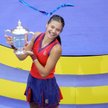 Emma Raducanu dostała w Nowym Jorku puchar i czek życia na 2,5 mln dolarów, ale jedną trzecią musi o