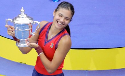 Emma Raducanu dostała w Nowym Jorku puchar i czek życia na 2,5 mln dolarów, ale jedną trzecią musi o