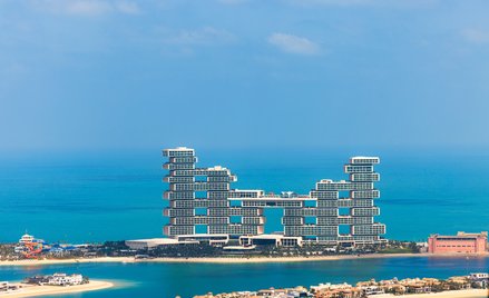 Atlantis The Royal wyróżnia się futurystyczną bryłą złożoną z sześciu połączonych wież