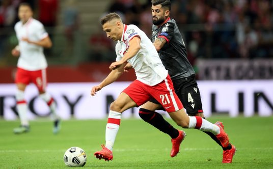 Mecz Polska-Albania. Przemysław Frankowski i próbujący go powstrzymać Elseid Hysaj