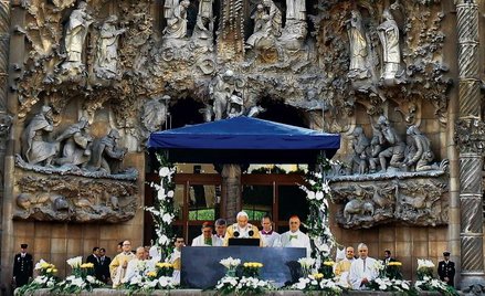 Papież konsekrował w niedzielę barceloński kościół Sagrada Familia i nadał mu rangę bazyliki