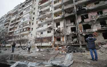Budynek w Kijowie trafiony rosyjską rakietą