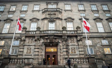 Przed parlamentem Danii pojawiła się flaga Grenlandii (po prawej)