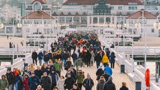 Polacy wybierają w tym roku coraz częściej wypoczynek w kraju. W Sopocie turystów z pewnością nie za