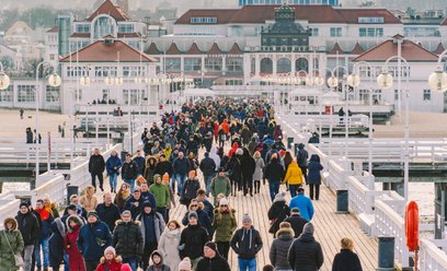 Polacy wybierają w tym roku coraz częściej wypoczynek w kraju. W Sopocie turystów z pewnością nie za