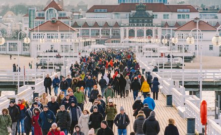Polacy wybierają w tym roku coraz częściej wypoczynek w kraju. W Sopocie turystów z pewnością nie za
