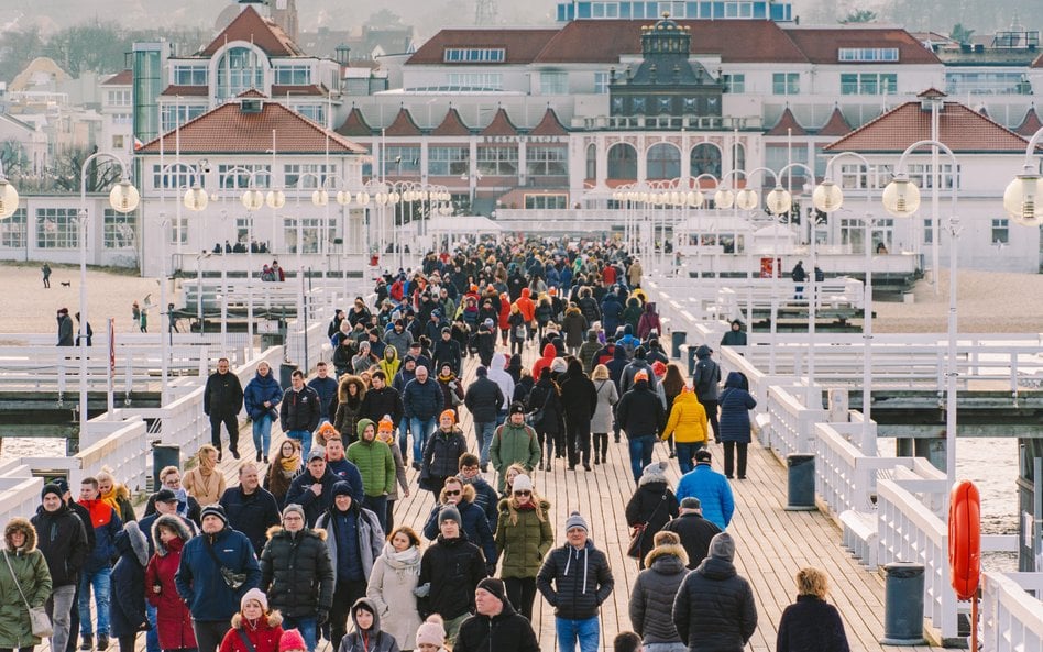 Polacy wybierają w tym roku coraz częściej wypoczynek w kraju. W Sopocie turystów z pewnością nie za