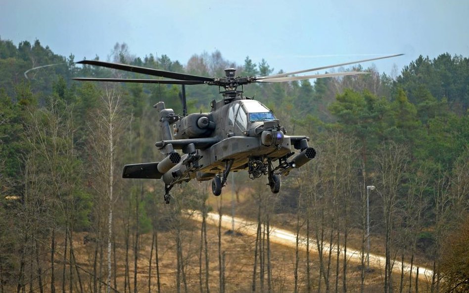 Amerykański helikopter Apache podczas manewrów w Niemczech w 2014 r. (Fot. Gertrud Zach)